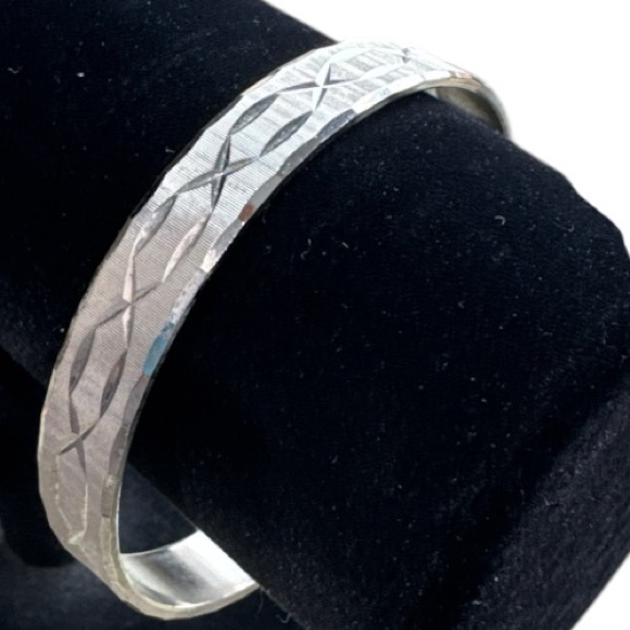 Vintage MONET Silver Tone Etched Criss Cross Design Bangle Bracelet - Picture 5 of 7